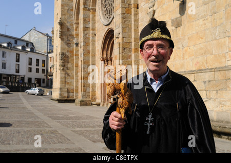 Uomo vestito da Mago Merlino ( Alvaro Cunqueiro libro) in ' Plaza de España ' MONDOÑEDO . Galiza . Spagna Foto Stock