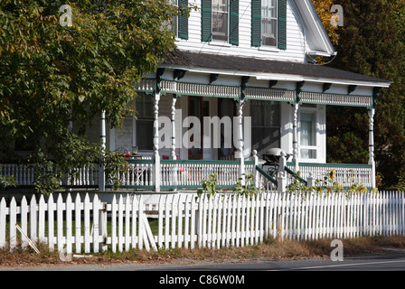 Casa con white Picket Fence, Lyme, New Hampshire, STATI UNITI D'AMERICA Foto Stock