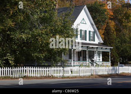 Casa con white Picket Fence, Lyme, New Hampshire, STATI UNITI D'AMERICA Foto Stock