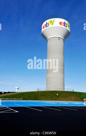 Il logo ebay sulla torre di acqua su un cielo blu chiaro giorno. Stati Uniti d'America Foto Stock