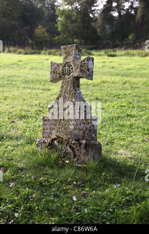 Vecchia lapide nel cimitero della Wilton Italianate Church, Wiltshire, Inghilterra, Regno Unito Foto Stock