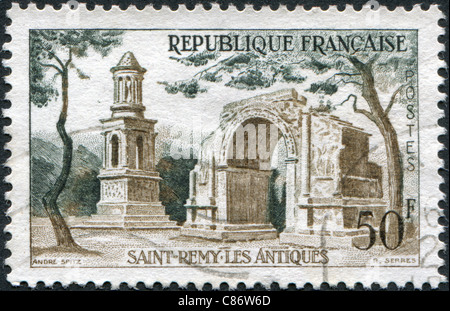 Francia - 1957: un timbro stampato in Francia, mostra una rovine romane, Saint-Remy Foto Stock