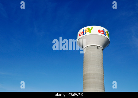 Il logo ebay sulla torre di acqua su un cielo blu chiaro giorno. Stati Uniti d'America Foto Stock