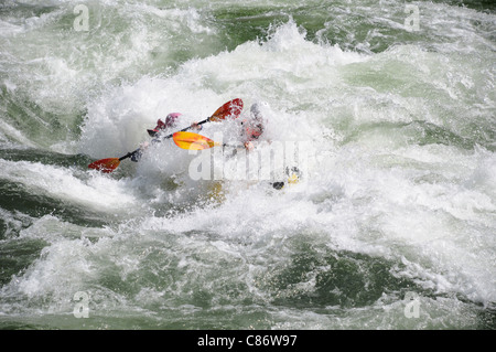 Due uomo kayak gonfiabili di aceto in esecuzione rapide sul principale fiume di salmone in Idaho Foto Stock