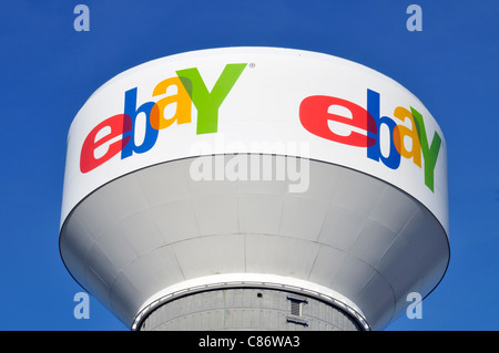 Il logo ebay sulla torre di acqua su un cielo blu chiaro giorno. Stati Uniti d'America Foto Stock