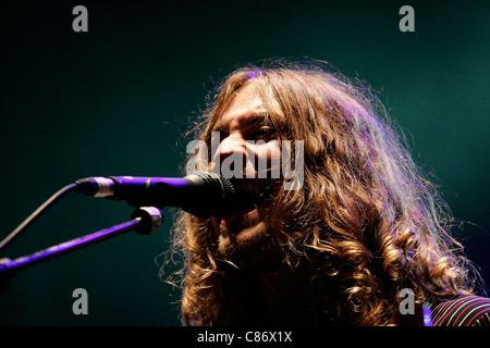 BELFAST, Regno Unito - 15 agosto: Dave McCabe esegue con la Zutons il giorno 3 di Belsonic, Custom House Square, Belfast, Regno Unito Foto Stock