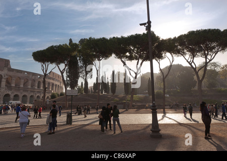 Colosseo e turisti Scena di prima mattina la luce del sole Foto Stock