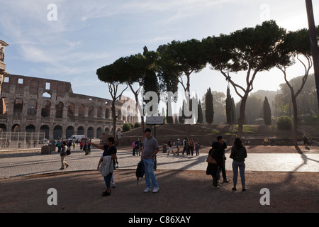 Colosseo e turisti Scena di prima mattina la luce del sole Foto Stock