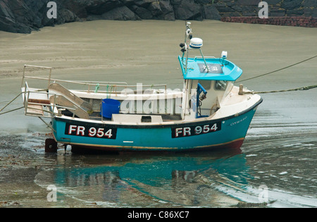 La pesca in barca nel porto Porthgain Pembrokeshire nel Galles Occidentale Foto Stock