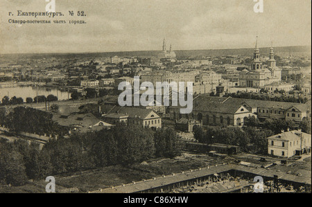 Panorama dei quartieri nord-orientali di Ekaterinburg, Impero Russo. Fotografia vintage in bianco e nero del fotografo russo Veniamin Metenkov datata all'inizio del XX secolo pubblicata nella cartolina vintage russa pubblicata dallo stesso Veniamin Metenkov a Ekaterinburg. Testo in russo: Ekaterinburg. Zone nord-orientali della città. La fabbrica di lavorazione dei metalli di Ekaterinburg è visibile al centro. La Cattedrale di Santa Caterina, vista a destra, fu distrutta dopo la rivoluzione bolscevica n 1917. Per gentile concessione della collezione di Postcard di Azoor. Foto Stock