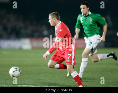 Craig Bellamy capitano del Galles (7) fugge dall Irlanda del Nord la Michael Duff (2) . Irlanda del Nord e il Galles ha attirato 0-0 in questo amichevole. Irlanda del Nord Galles v amichevole internazionale, Windsor Park, Belfast, 6 febbraio 2007 Foto Stock