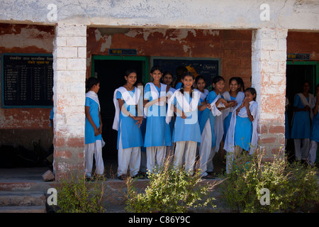 Indiano scolari indù nello stato scuola presso il villaggio Kaparda nel Rajasthan, India settentrionale Foto Stock