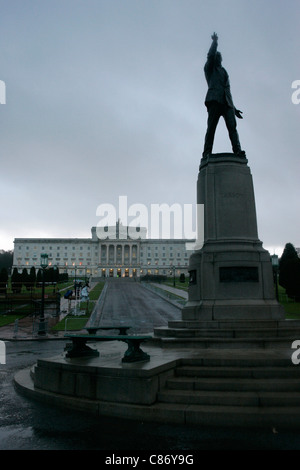 Statua di Sir Edward Carson si affaccia ultimi preparativi in corso a Stormont agli edifici del Parlamento per George Best i funerali del. Sir Edward Carson aveva l'ultimo enorme funerale pubblico a Stormont Belfast, Irlanda del Nord Foto Stock