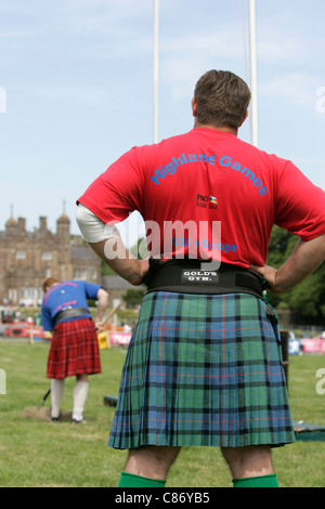 Kyrylo Chuprynin dall'Ucraina orologi David Barron da New York preparare al passo il covone al Glenarm Castle International Highland Games USA v Europa, Glenarm, County Antrim, Irlanda del Nord. Foto Stock