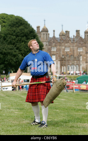 David Barron da New York STATI UNITI D'AMERICA all'Glenarm Castle International Highland Games USA v Europa, Glenarm, County Antrim, Irlanda del Nord. Foto Stock