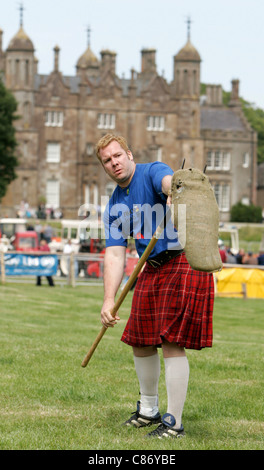 David Barron da New York STATI UNITI D'AMERICA all'Glenarm Castle International Highland Games USA v Europa, Glenarm, County Antrim, Irlanda del Nord. Foto Stock