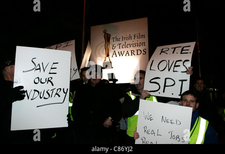 Unione i manifestanti che protestavano contro lo stato irlandese emittente RTE al di fuori del film irlandese e televisione awards Foto Stock