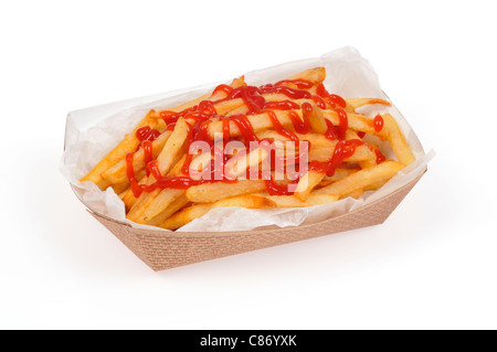 Cestino per la carta di takeaway patatine o patate fritte con ketchup sopra di essi su sfondo bianco, tagliato fuori. Foto Stock