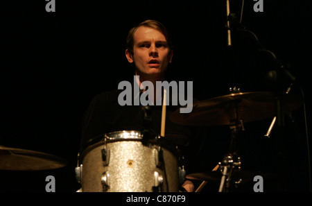 Tom inglese con Maximo Park esegue sul palco del NME Brat Pack Awards Tour, Ulster Hall di Belfast, Irlanda del Nord. Foto Stock