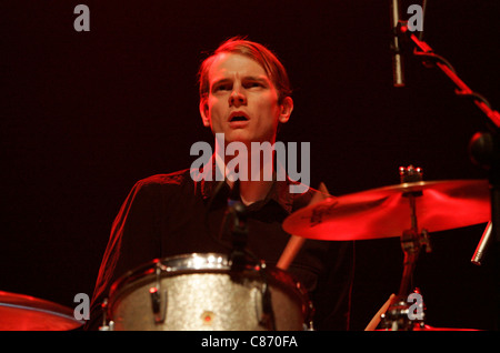 Tom inglese con Maximo Park esegue sul palco del NME Brat Pack Awards Tour, Ulster Hall di Belfast, Irlanda del Nord. Foto Stock