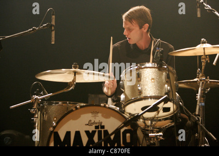 Tom inglese con Maximo Park esegue sul palco del NME Brat Pack Awards Tour, Ulster Hall di Belfast, Irlanda del Nord. Foto Stock