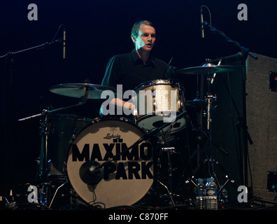 Tom inglese con Maximo Park esegue sul palco del NME Brat Pack Awards Tour, Ulster Hall di Belfast, Irlanda del Nord. Foto Stock