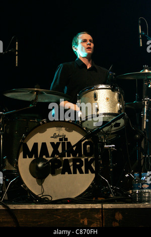 Tom inglese con Maximo Park esegue sul palco del NME Brat Pack Awards Tour, Ulster Hall di Belfast, Irlanda del Nord. Foto Stock