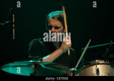 Tom inglese con Maximo Park esegue sul palco del NME Brat Pack Awards Tour, Ulster Hall di Belfast, Irlanda del Nord. Foto Stock