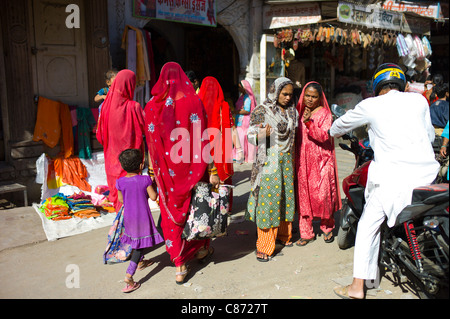 Le donne indiane shopping, scene di strada a Tambaku Bazar di Jodhpur Città Vecchia, Rajasthan, India settentrionale Foto Stock