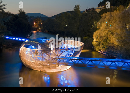 Il futuristico Murinsel - isola artificiale nel fiume Mur - progettato da architetto Vito Acconci, Graz, Stiria (Austria) Foto Stock