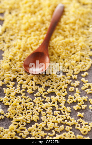 Alfabeto Pasta e cucchiaio di legno Foto Stock