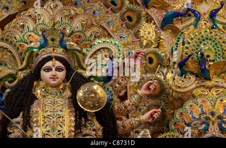 Complessamente decorato raffigurazione della dea Durga a 'Mudiali Club Puja pandal' in Kolkata (Calcutta), West Bengal, India. Foto Stock