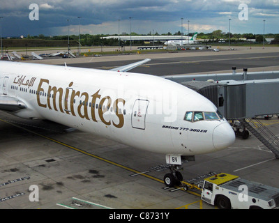 Emirates Airlines Boeing 777-300 ER, l'Aeroporto Internazionale di Birmingham, Birmingham, West Midlands, England, Regno Unito, Europa. Foto Stock