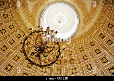 Il lampadario e tetto, statuaria nazionale Hall, il Capitol Building, Washington DC, Stati Uniti d'America Foto Stock