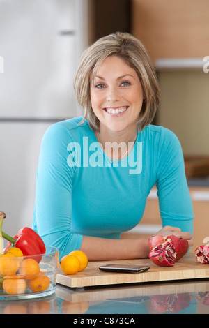 La donna in cucina Foto Stock