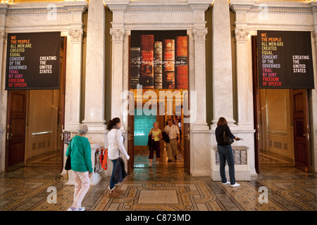 Visitatori all'entrata di Thomas Jeffersons libreria, la Biblioteca Nazionale del Congresso, Washington DC, Stati Uniti d'America Foto Stock