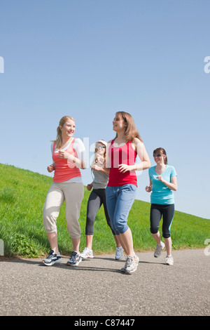 Giovani donne Jogging Foto Stock