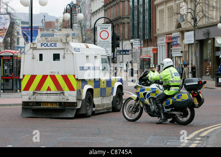 PSNI ufficiali della polizia in preparazione per il giorno di San Patrizio Parade, alla Festa di San Patrizio, Belfast City Centre. Foto Stock