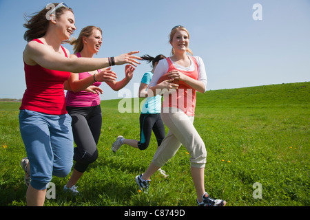 Le giovani donne a giocare il gioco del calcio Foto Stock