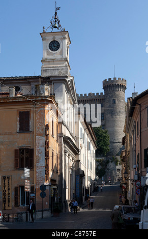 Il centro storico di Bracciano e una vista del Castello Orsini-Odescalchi Foto Stock