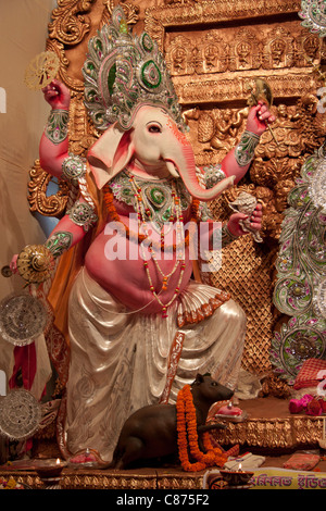 Raffigurazione di Dio elefante 'Ganesh' a 'Kobiraj Bagan Durga Puja pandal' in 'Ultadanga', Kolkata (Calcutta), West Bengal, India. Foto Stock