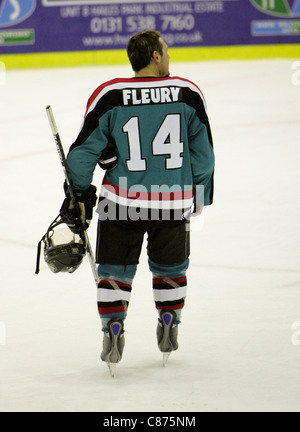 Theo Fleury giocando per la Belfast Giants in Regno Unito Elite League spareggio contro i capitelli di Edimburgo, Scozia. Fluery ha segnato il gioco goal vincente a Belfast il 4-2 sconfitta di Edimburgo per andare in seconda posizione nel gruppo di spareggio con tre home giochi della serie completa. Foto Stock