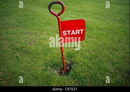 Metallo marcatore di inizio su un piccolo golf pitch Foto Stock