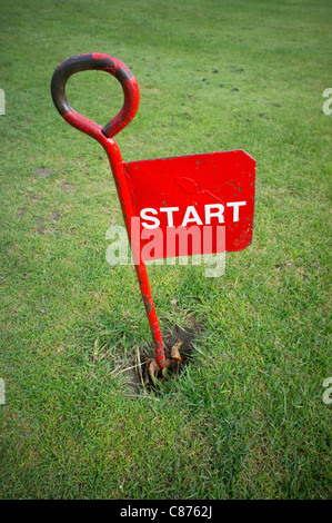 Metallo marcatore di inizio su un piccolo golf pitch Foto Stock