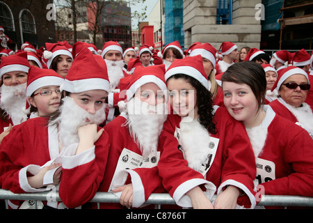 DERRY, Regno Unito - 09 dicembre: atmosfera . Oltre 10000 persone vestite come santa claus tenta il Guinness World Record in Derry Irlanda del Nord Foto Stock