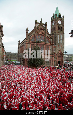 DERRY, Regno Unito - 09 dicembre: atmosfera. Oltre 10000 persone vestite come santa claus tenta il Guinness World Record in Derry Irlanda del Nord assemblare in guildhall square Londonderry Irlanda Foto Stock