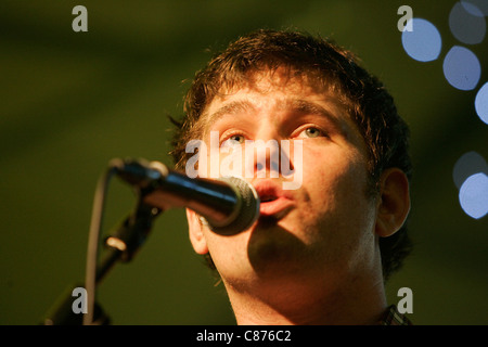 BELFAST, Regno Unito - 15 dicembre: Roy Stride di scouting per ragazze suona presso il St Georges mercato sul dicembre 15, 2008 a Belfast, Irlanda del Nord Foto Stock