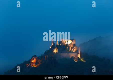 Bassa Austria, Waldviertel, Wachau e vista delle rovine del castello di notte Foto Stock
