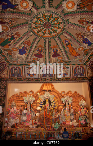 Iuta intricati murali in pizzo a 'Kobiraj Bagan Durga Puja pandal' in 'Ultadanga', Kolkata (Calcutta), West Bengal, India. Foto Stock