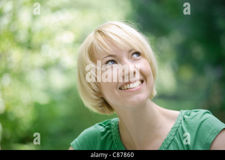 In Germania, in Baviera, Schaeftlarn, ravvicinata di una giovane donna nel parco, sorridente Foto Stock